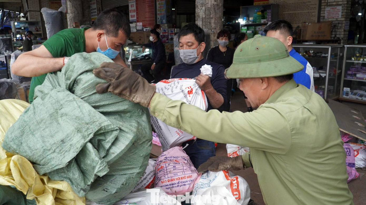 Là tiểu thương gắn bó với chợ Sắt, ông Kiên chia sẻ, gia đình ông đã kinh doanh tại chợ Sắt hơn 40 năm. Ông cảm thấy rất buồn khi phải rời ki-ốt kinh doanh đã gắn bó nhiều năm nhưng ông cho rằng, khi trung tâm thương mại mới hoàn thành sẽ góp phần thay đổi diện mạo đô thị, thúc đẩy phát triển kinh tế - xã hội thành phố.