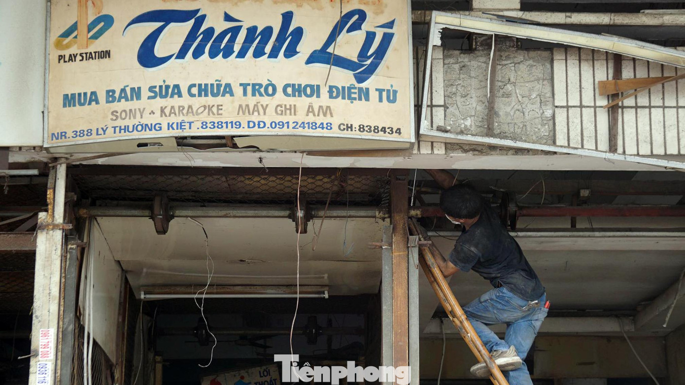 Năm 1985, chợ Sắt xảy ra hỏa hoạn. Đến năm 1992, thành phố xây dựng trung tâm thương mại 6 tầng. Sau 30 năm hoạt động đến nay nhiều hạng mục đã xuống cấp, thành phố đã vận động các tiểu thương di dời để xây dựng Dự án tổ hợp Trung tâm thương mại, vui chơi giải trí, khách sạn 5 sao.