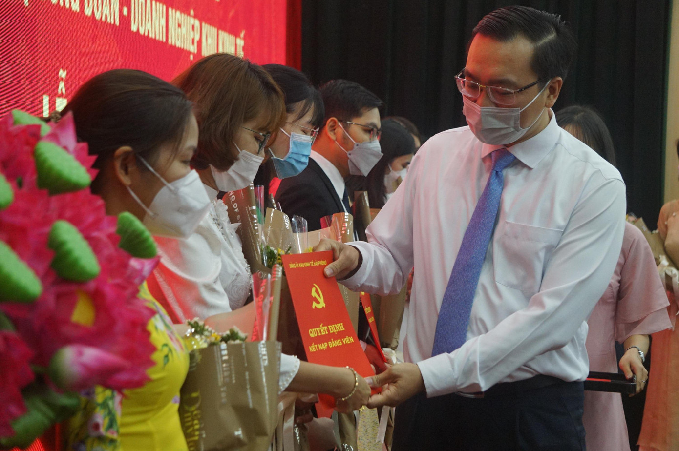 Đảng ủy Khu Kinh tế Hải Phòng trao các quyết định thành lập tổ chức Đảng trực thuộc và kết nạp đảng viên mới làm việc tại các khu công nghiệp trên địa bàn.