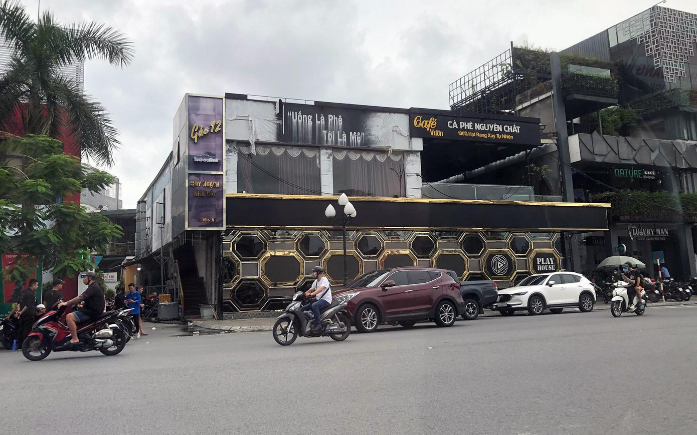 Quán bar trá hình Playhouse trên phố Hồ Sen (quận Lê Chân, TP Hải Phòng). Quán bar trá hình Playhouse trên phố Hồ Sen (quận Lê Chân, TP Hải Phòng).