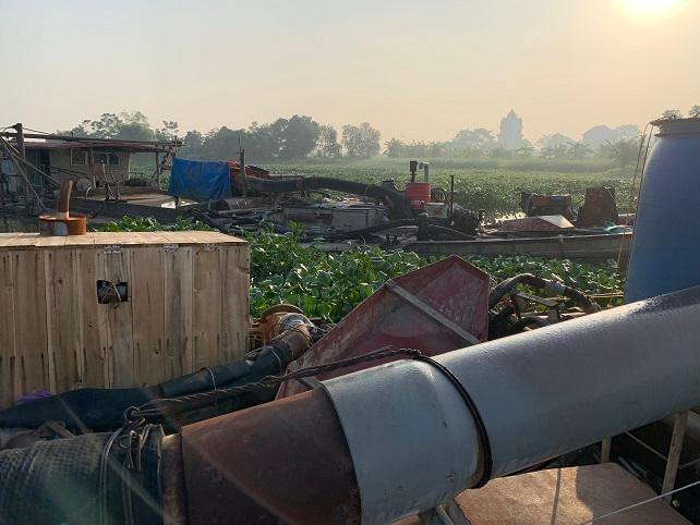 Tàu khai thác cát trái phép trên sông Kẻ Sặt (Gia Lộc, Hải Dương). Tàu khai thác cát trái phép trên sông Kẻ Sặt (Gia Lộc, Hải Dương).