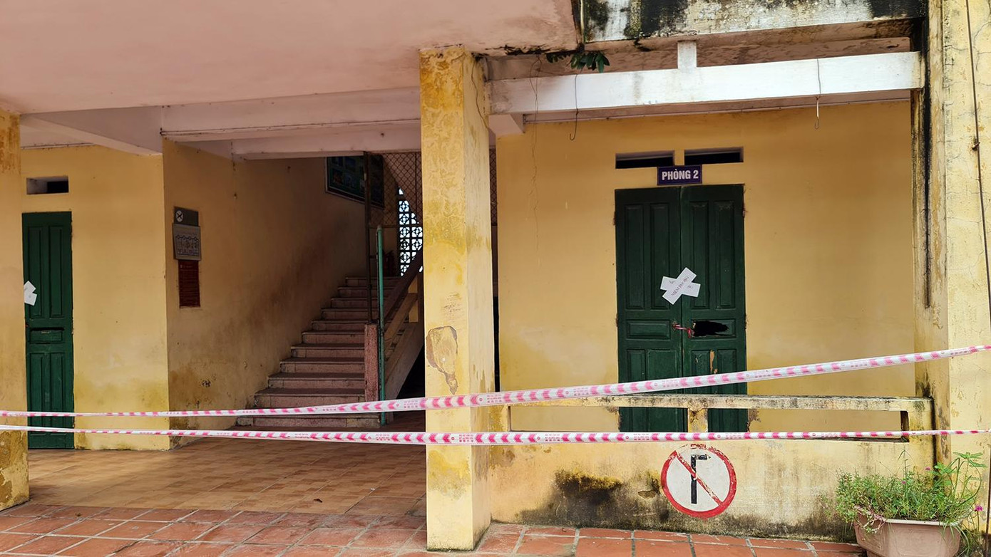 Bà Nguyễn Thị Nga - Hiệu trưởng Trường tiểu học Thanh Xuân (huyện Thanh Hà, tỉnh Hải Dương) cho biết, trường vừa khai giảng năm học mới 2022-2023. Tuy nhiên, cơ sở vật chất nhà trường xuống cấp nghiêm trọng, ảnh hưởng tới công tác giảng dạy và học tập của học sinh.