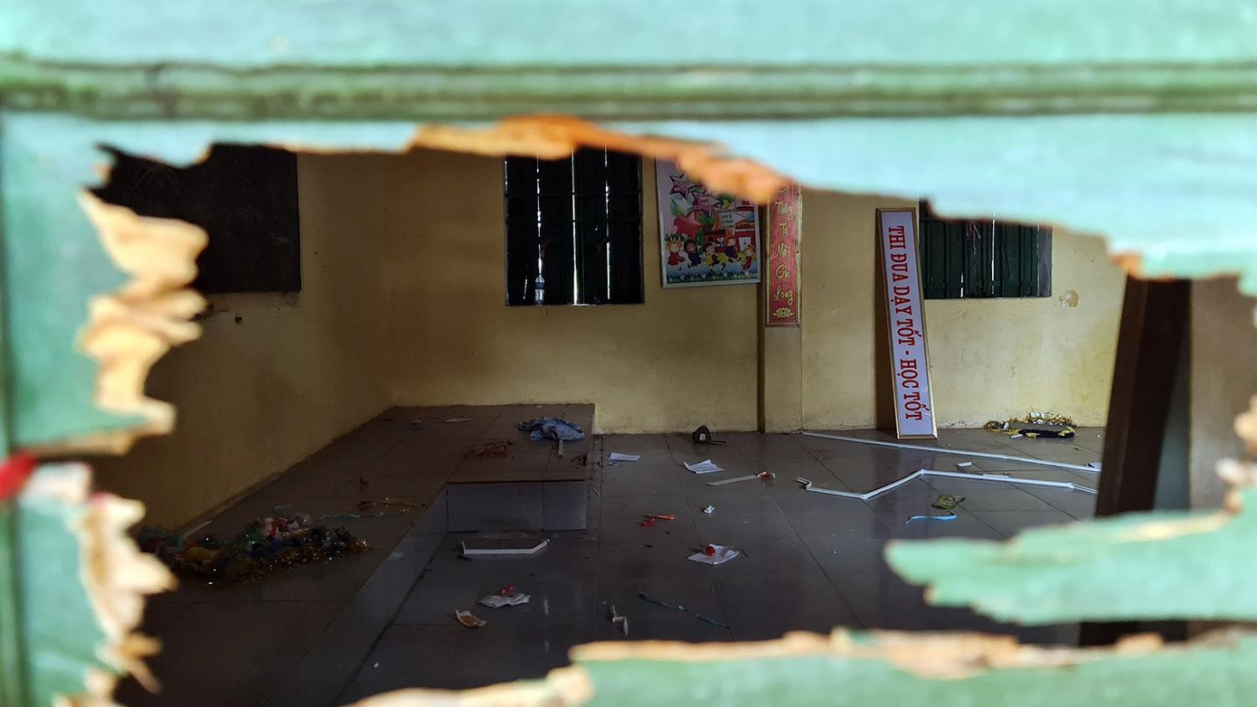 Một số phòng học xuống cấp bị niêm phong ngổn ngang đồ dùng, rác.