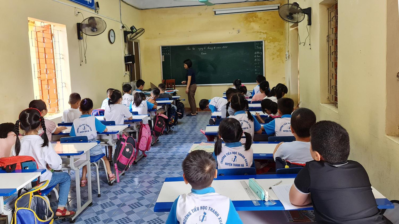 Do đó, nhà trường đã mượn tạm 2 lớp học của Trường THCS Thanh Xuân và trưng dụng trụ sở cũ của Trường mầm non xã, Nhà văn hóa thôn Trường Giang để cho học sinh khối 2, khối 4 học tập. Sau khi nhà trường báo cáo về tình trạng trên, UBND xã Thanh Xuân đã có tờ trình UBND đề nghị đầu tư xây dựng phòng học mới cho nhà trường.