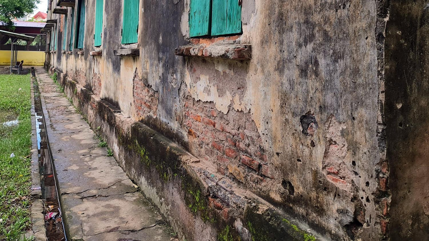 Theo bà Nguyễn Thị Nga, hiện nay nhà trường không có nhà đa năng và thiếu nhiều phòng học do tình trạng cơ sở vật chất xuống cấp nghiêm trọng. Nhà trường hiện chỉ còn 6 phòng đủ điều kiện an toàn, phục vụ giảng dạy.