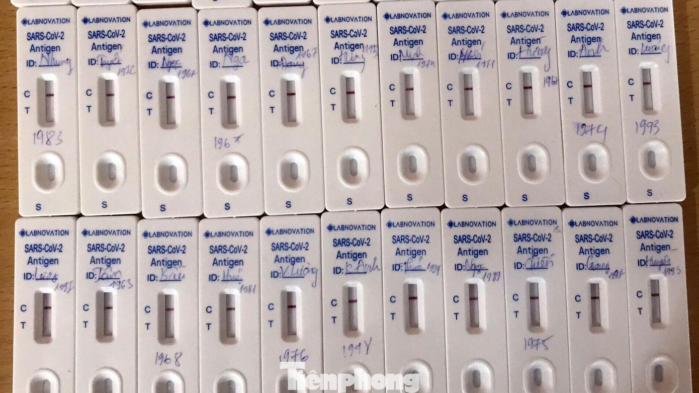 Tích lũy đến nay, huyện Thủy Nguyên ghi nhận hơn 3.700 học sinh và giáo viên mắc COVID-19 và đang điều trị tại nhà.Trước diễn biến dịch bệnh phức tạp, một số lớp, trường đã tổ chức dạy học trực tuyến 100% do có nhiều F0.