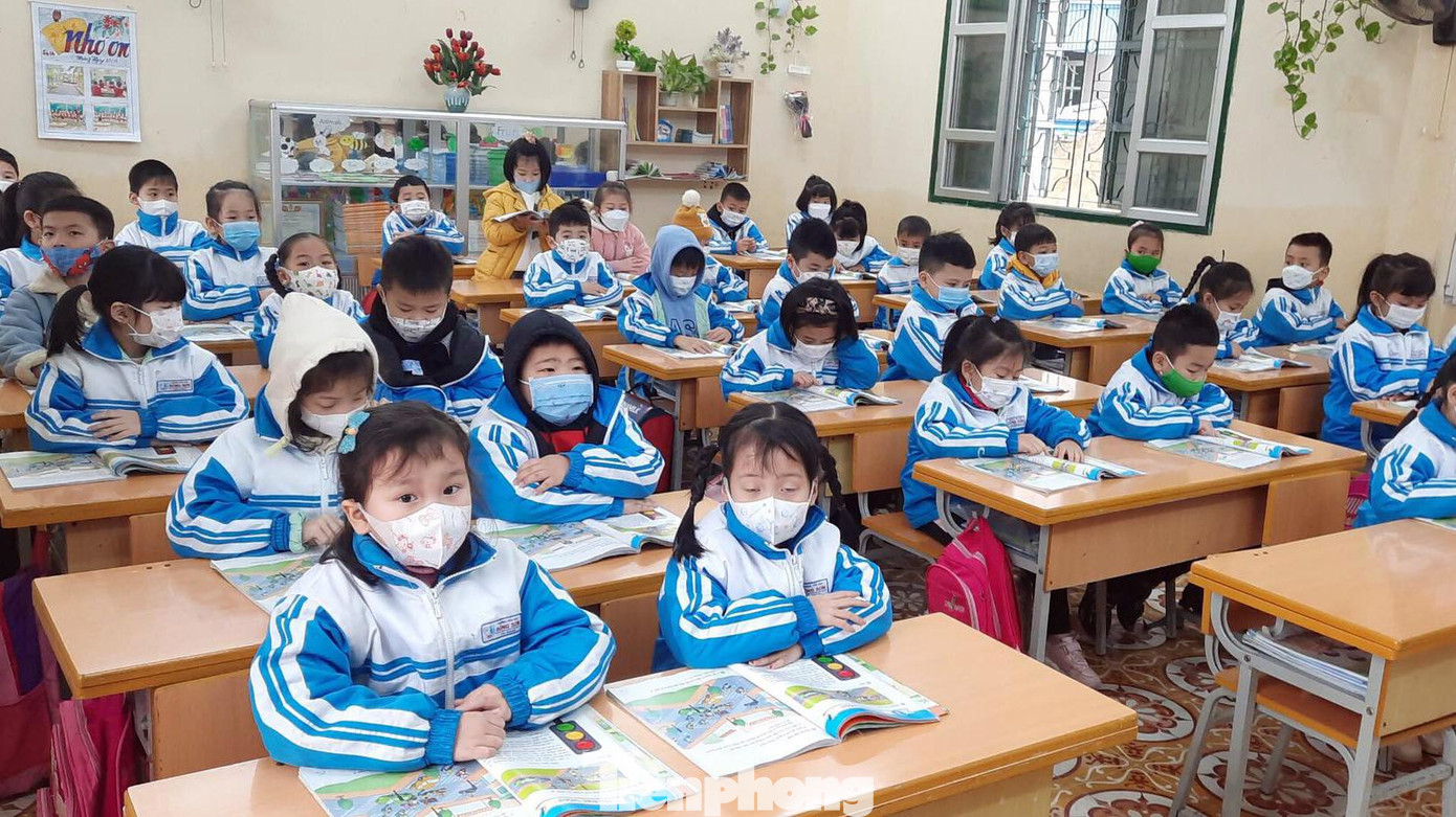 Sáng 14/2, trường học các cấp tại TP Hải Phòng chính thức mở cửa đón học sinh dạy trực tiếp trở lại. Tất cả các cơ sở giáo dục trên địa bàn thành phố đã triển khai kế hoạch dạy trực tiếp kết hợp trực tuyến nhằm đảm bảo chương trình giảng dạy và an toàn phòng chống COVID-19.