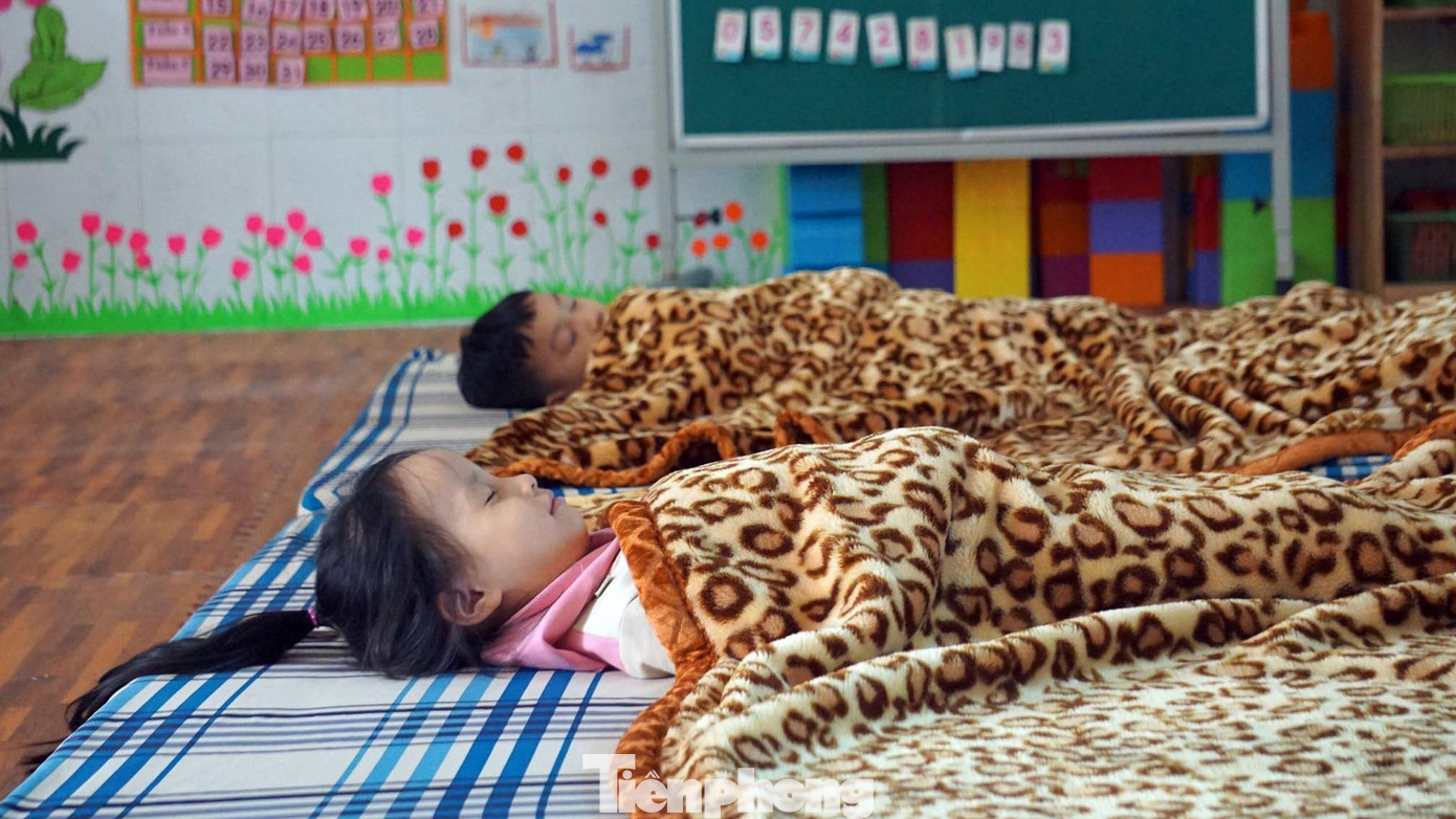 Ban giám hiệu Trường mầm non Hoa Động cho biết, dù ít học sinh đến lớp nhưng 100% giáo viên vẫn đến trường để dọn dẹp, đảm bảo an toàn phòng dịch và sẵn sàng đón trẻ em trở lại. Căn cứ tình hình thực tế, nhà trường sẽ bố trí giáo viên, nhân viên chăm sóc phù hợp để đáp ứng việc chăm sóc, nuôi dưỡng trẻ tại trường và an toàn phòng dịch.