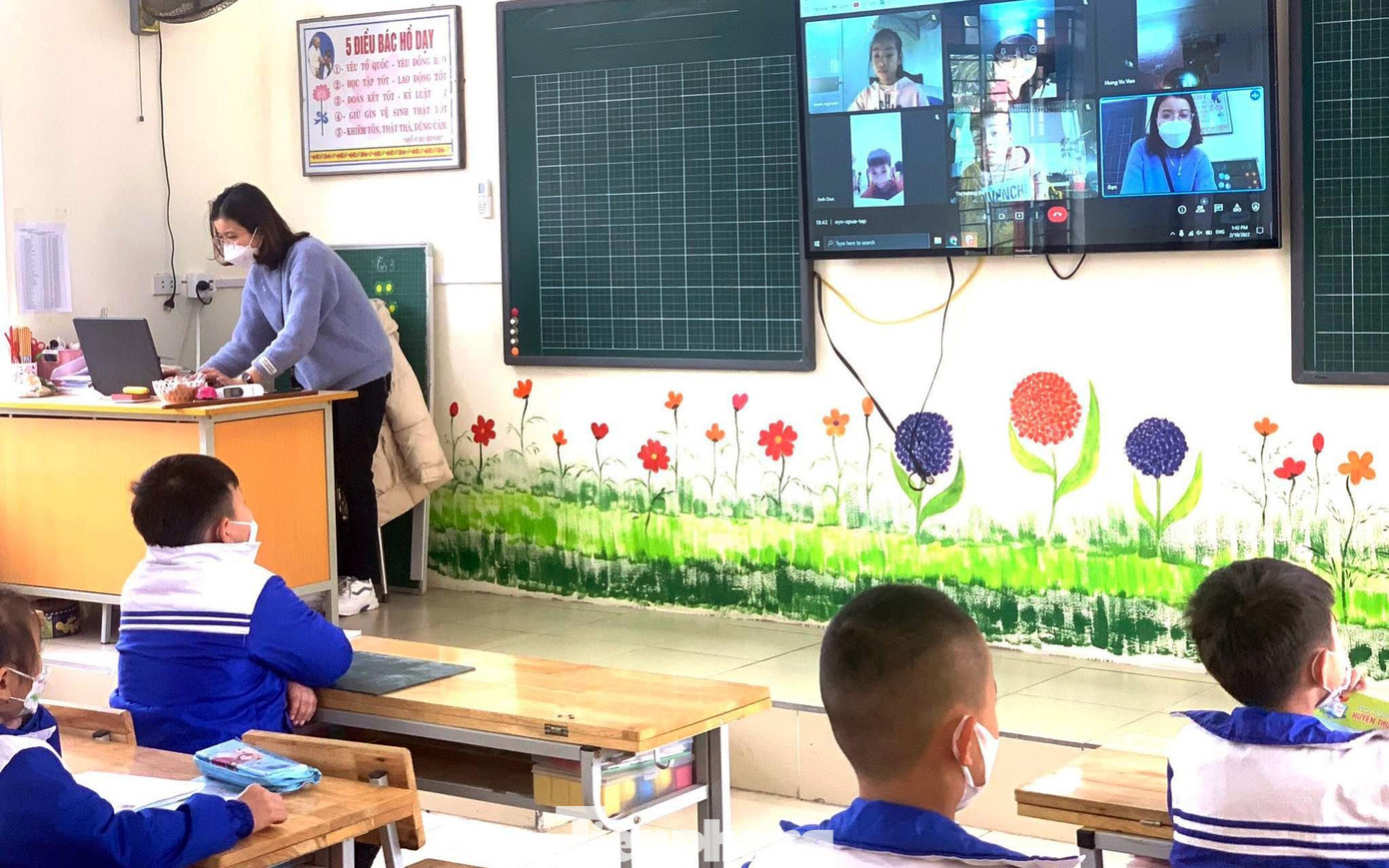 Trong khi đó, tại Trường tiểu học Chính Mỹ (huyện Thủy Nguyên) có khá đông học sinh trở lại học trực tiếp. Giáo viên chủ nhiệm các lớp kết hợp học trực tiếp và trực tuyến đảm bảo chương trình dạy cho một số học sinh phải cách ly tại nhà hoặc chưa đến trường.