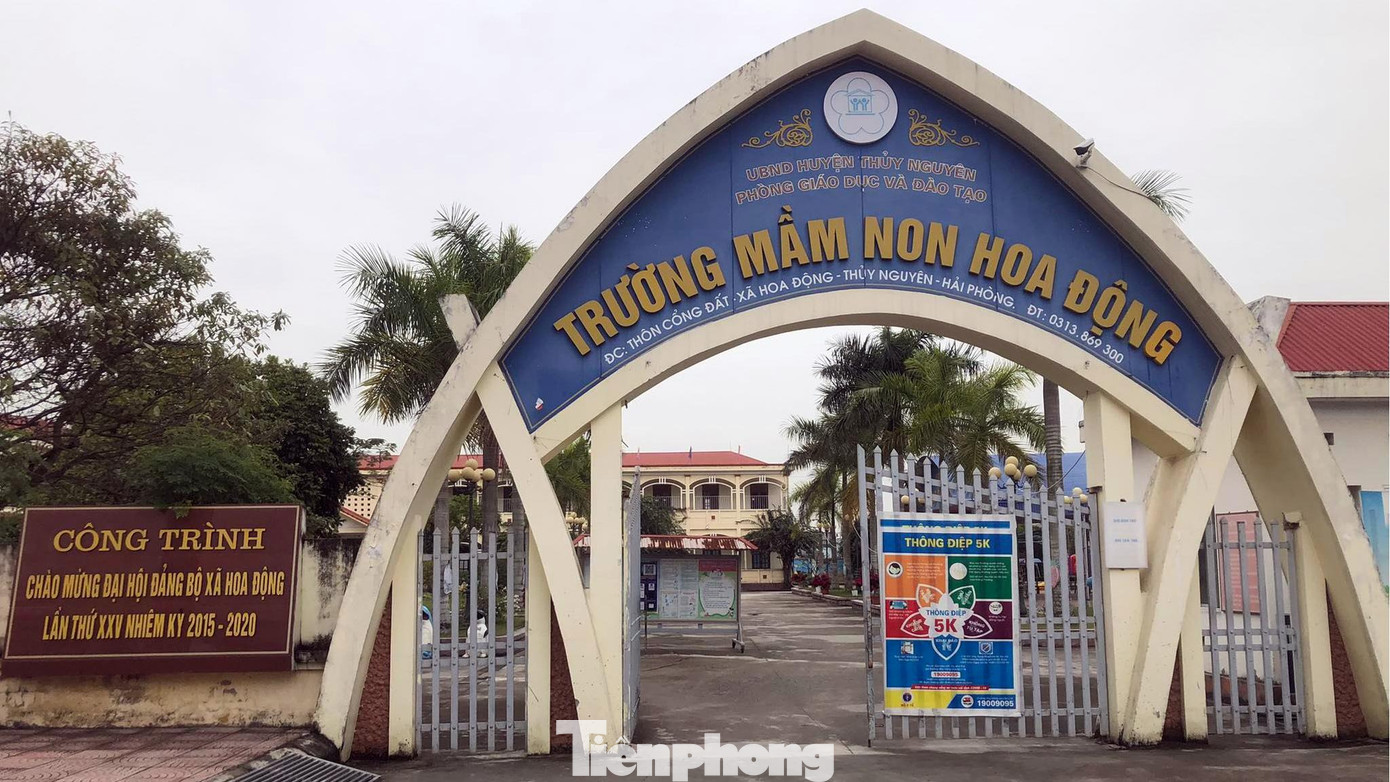 Ghi nhận tại Trường mầm non Hoa Động (huyện Thủy Nguyên), sáng 14/2 có 37 trẻ em được phụ huynh đưa đến trường giáo dục, chăm sóc. Trường mầm non này cũng có trường hợp giáo viên, học sinh là F0, F1 do đó, nhiều phụ huynh xin cho con ở nhà, đến lớp sau.