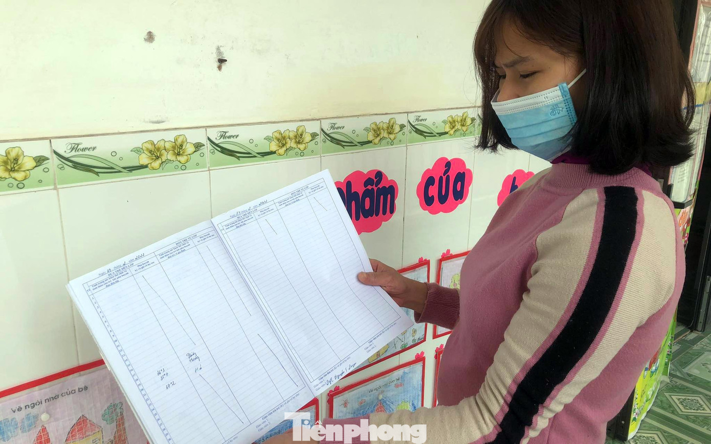 Lớp mầm non 5 tuổi Trường mầm non Hoa Động có 3 trẻ được phụ huynh đưa đến lớp. Thông tin dịch tễ được giáo viên ghi chép vào sổ để theo dõi.