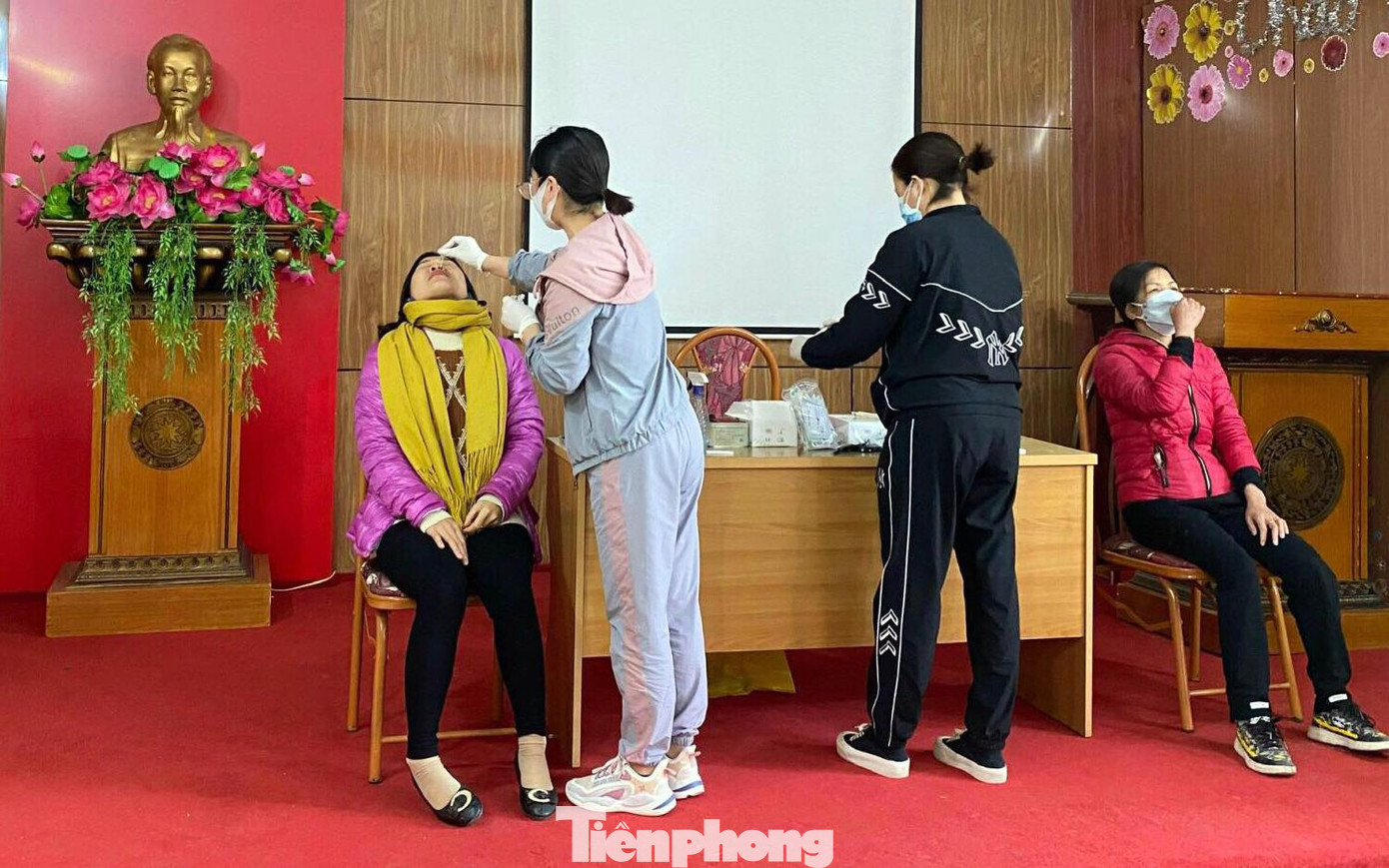 Lãnh đạo Phòng GD&amp;ĐT huyện Thủy Nguyên cho biết, sau Tết đơn vị đã tổ chức test nhanh cho cán bộ, giáo viên các cơ sở giáo dục. Đồng thời triển khai kế hoạch giảng dạy trực tiếp kết hợp trực tuyến đảm bảo tất cả học sinh có thể tiếp cận chương trình giảng dạy.