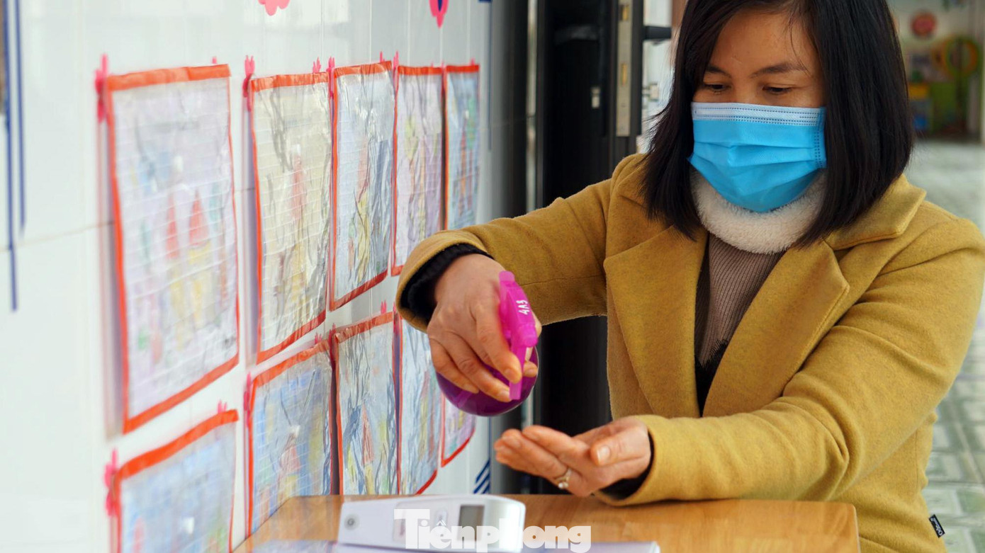 Ngoài việc chuẩn bị cồn sát khuẩn, máy đo thân nhiệt, các điểm trường cũng dán pano, thông báo, hướng dẫn các biện pháp phòng dịch trong quá trình giảng dạy để phụ huynh, học sinh nắm bắt, thực hiện.