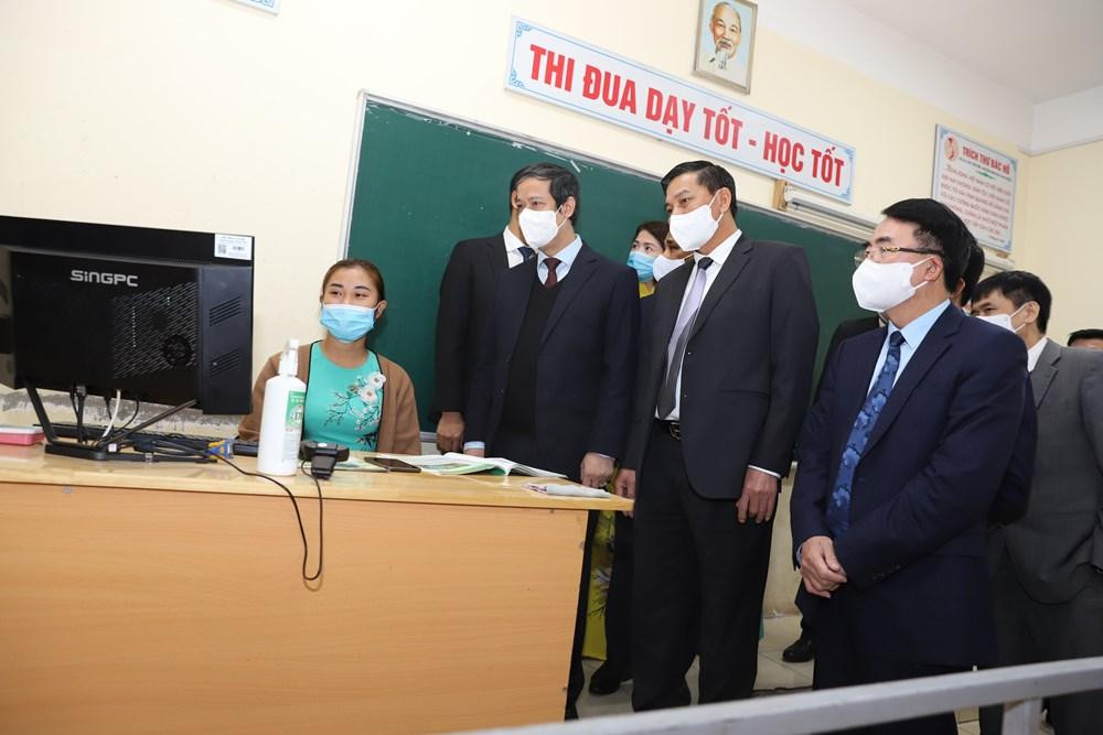 Bộ trưởng GD&amp;ĐT Nguyễn Kim Sơn và lãnh đạo TP Hải Phòng kiểm tra công tác đảm bảo dạy trực tiếp tại các cơ sở giáo dục trên địa bàn.