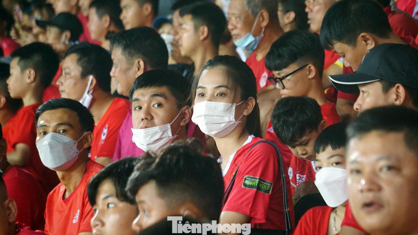 Nhiều cô gái, em nhỏ tới sân cổ vũ giải bóng tứ hùng.