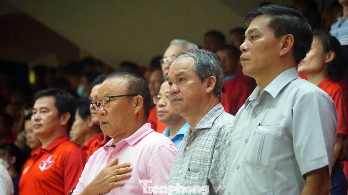 Dự lễ khai mạc có ông Nguyễn Văn Tùng - Chủ tịch UBND TP Hải Phòng, lãnh đạo các sở ngành trực thuộc thành phố. Ngoài ra, sân Lạch Tray cũng đón vị khách đặc biệt là ông Park Hang-Seo - HLV trưởng đội bóng nam Quốc gia, ông Mai Đức Chung - HLV trưởng đội bóng nữ Quốc gia, bầu Đức và nhiều danh thủ khác.