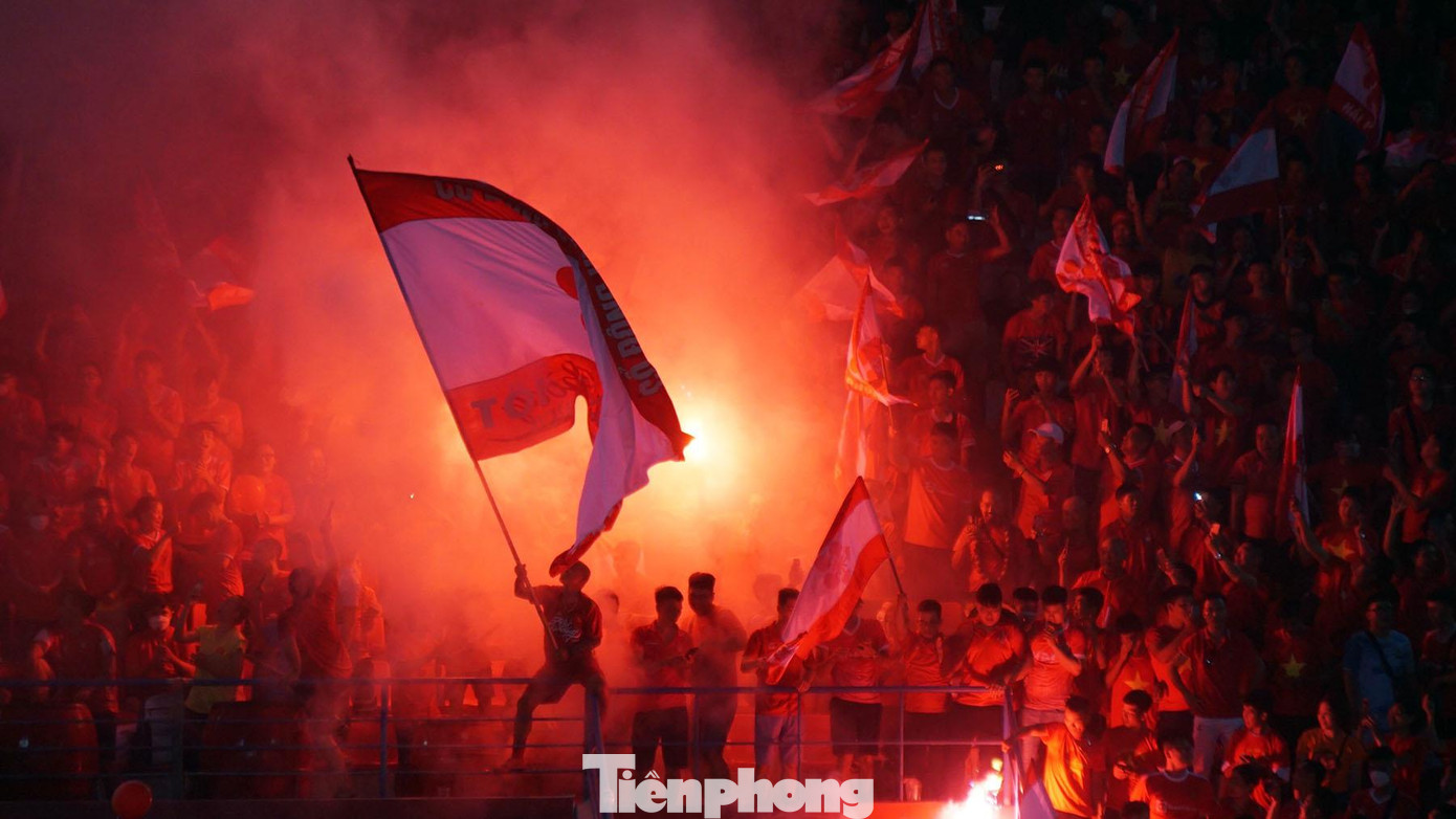 Trước đó, 16h ngày 4/6, trận bóng giữa Hà Nội - Viettel trong khuôn khổ giải tứ hùng diễn ra sớm trên sân Lạch Tray. Trận khai mạc diễn ra lúc 19h giữa chủ nhà Hải Phòng với HAGL. Giữa hiệp 1, đội Hải Phòng vươn lên dẫn trước 1-0, hàng nghìn khán giả hò reo ăn mừng.