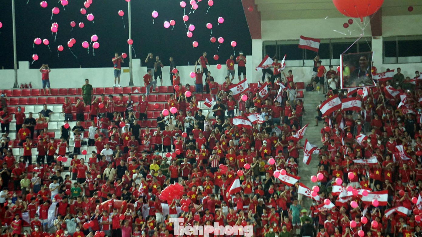 Sau tiếng trống chính thức khai mạc giải, hàng trăm quả bóng bay đỏ, hồng được thả khắp các khán đài.