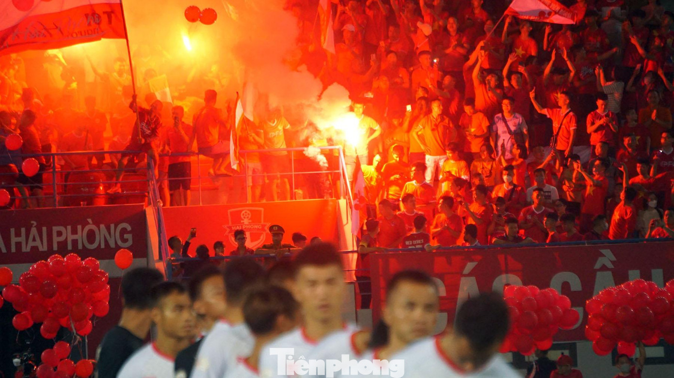 Pháo sáng được một số cổ động viên đốt đỏ rực trên các khán đài.