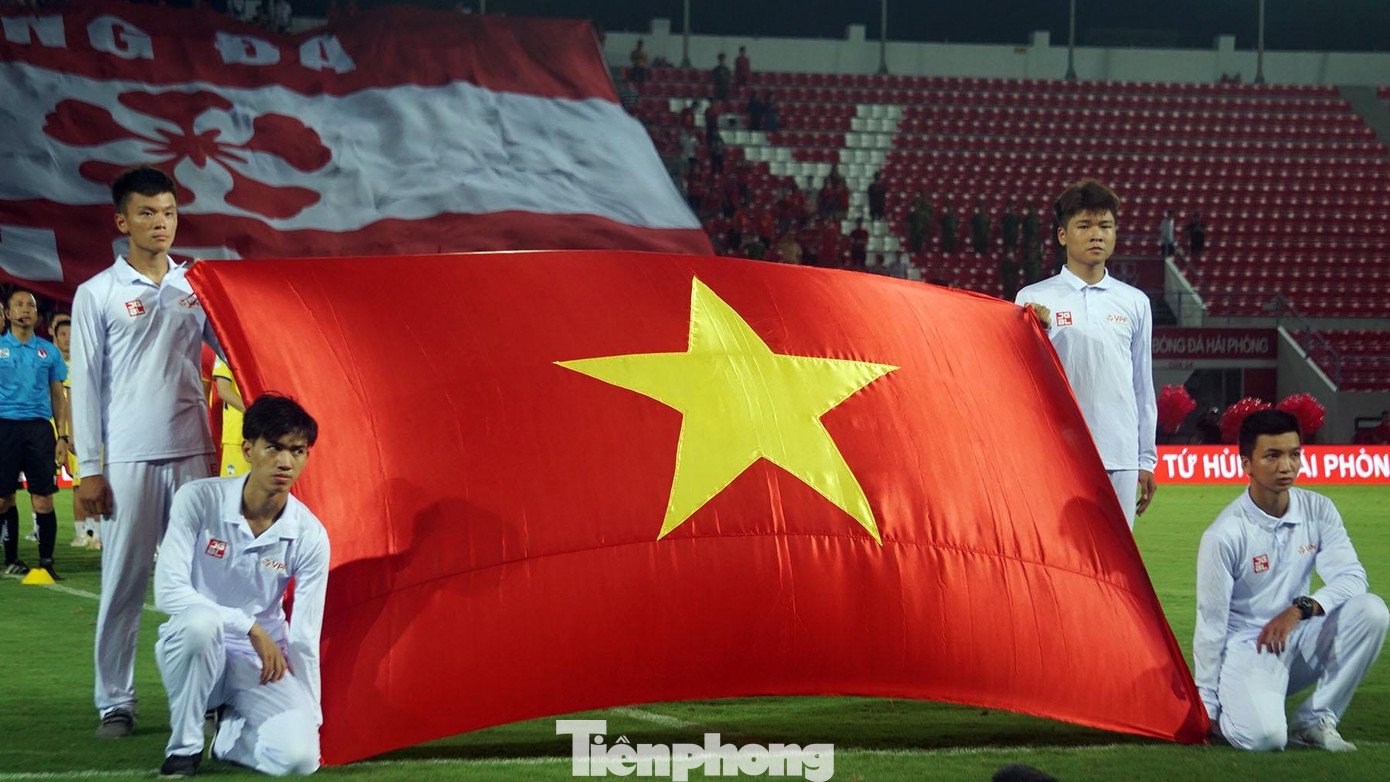 Tối 4/6, Giải bóng đá tứ hùng các CLB khai mạc trên sân vận động Lạch Tray (TP Hải Phòng), hàng nghìn cổ động viên thành phố cảng được vào xem miễn phí.