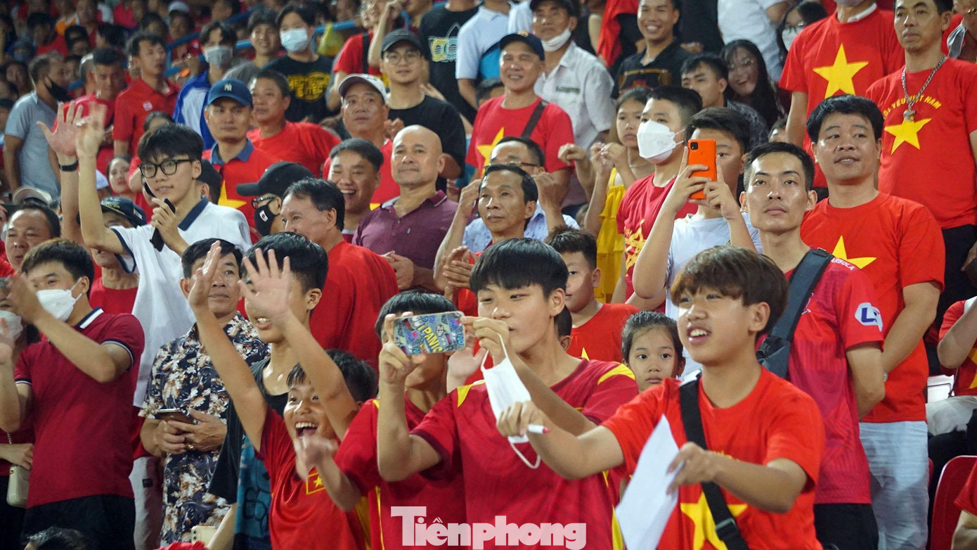 Trên khán đài A-B sân Lạch Tray chật kín người hâm mộ đất cảng tới cổ vũ các đội bóng.