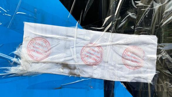 Cận cảnh niêm phong xe khách trong bãi gửi do Bến xe Thượng Lý quản lý. Cận cảnh niêm phong xe khách trong bãi gửi do Bến xe Thượng Lý quản lý.