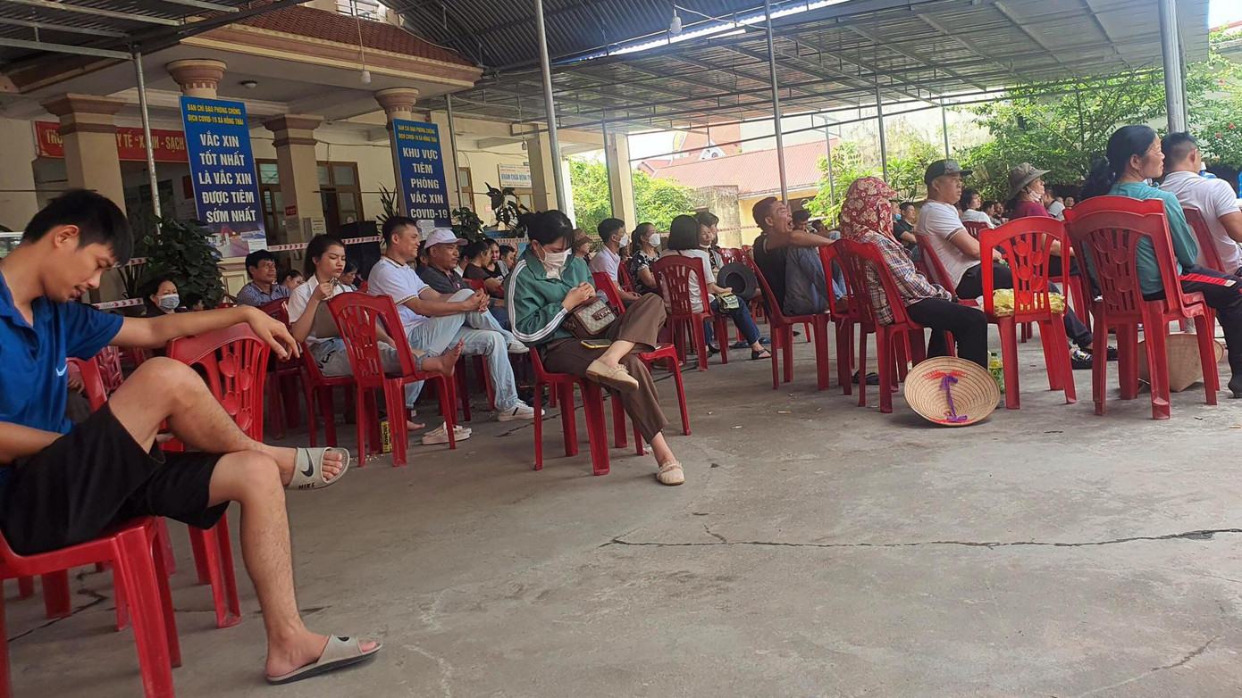 Người dân theo dõi phiên tòa xét xử lưu động vụ quán Karaoke Thiên Đường cho dân chơi "bay lắc".