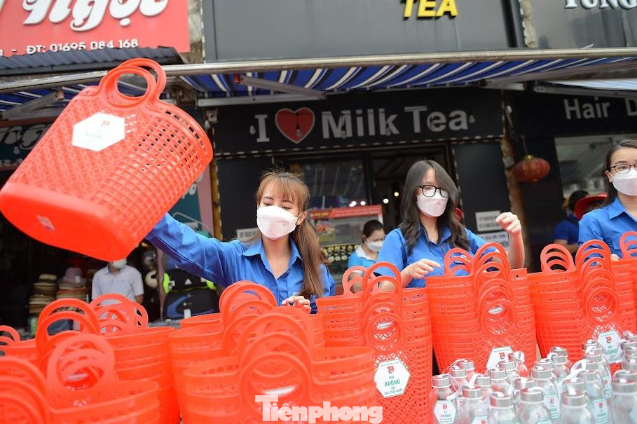 Chị Lan (22 tuổi) hào hứng khi tham gia buổi phát động hưởng ứng ngày “Chủ nhật xanh”. Chị chia sẻ, đã cùng nhiều đồng nghiệp chuẩn bị hàng trăm chai thủy tinh, làn nhựa để tuyên truyền cho người dân hạn chế sử dụng và dễ dàng thu gom rác thải nhựa. Chị Lan (22 tuổi) hào hứng khi tham gia buổi phát động hưởng ứng ngày “Chủ nhật xanh”. Chị chia sẻ, đã cùng nhiều đồng nghiệp chuẩn bị hàng trăm chai thủy tinh, làn nhựa để tuyên truyền cho người dân hạn chế sử dụng và dễ dàng thu gom rác thải nhựa.