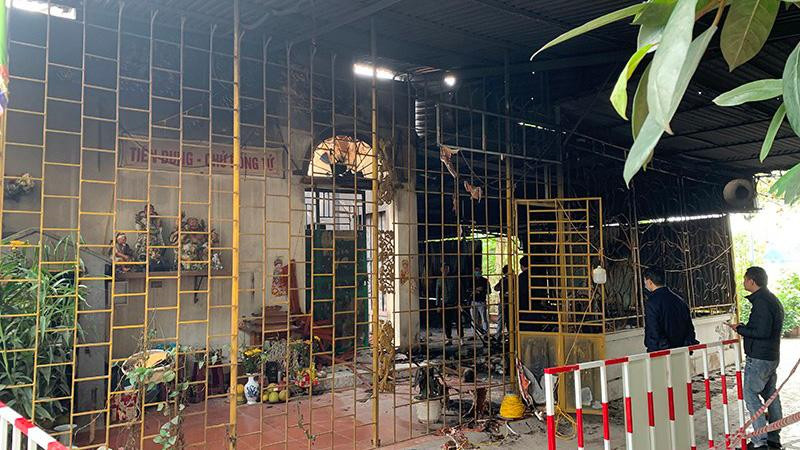 Lực lượng chức năng khám nghiệm, điều tra vụ hỏa hoạn khiến 2 người tử vong ở Hưng Yên.