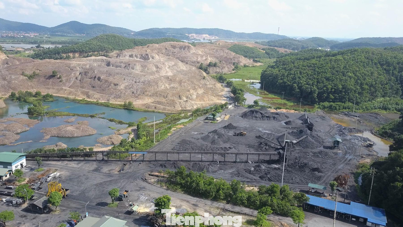 Công ty CP khoáng sản Kim Bôi - Chi nhánh Hải Dương được cấp phép khai thác mỏ than tại địa phận phường An Lạc và Văn Đức (TP Chí Linh) từ năm 2015, thời hạn 30 năm. Nhiều năm qua, người dân địa phương này luôn sống trong lo lắng vì cho rằng hoạt động nổ mìn khai thác than khiến nhà dân sụt lún, nứt toác. Công ty CP khoáng sản Kim Bôi - Chi nhánh Hải Dương được cấp phép khai thác mỏ than tại địa phận phường An Lạc và Văn Đức (TP Chí Linh) từ năm 2015, thời hạn 30 năm. Nhiều năm qua, người dân địa phương này luôn sống trong lo lắng vì cho rằng hoạt động nổ mìn khai thác than khiến nhà dân sụt lún, nứt toác.