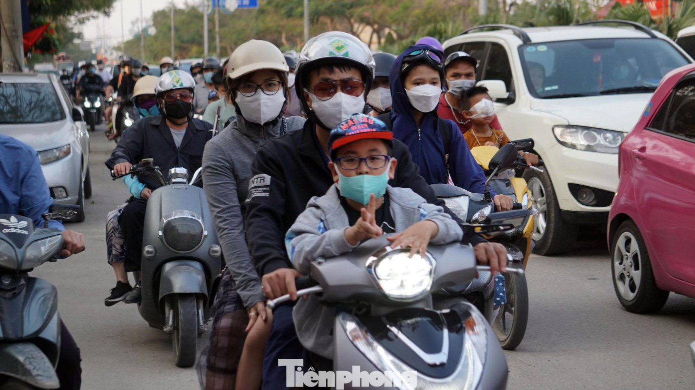 Nhiều người dân ở Hải Phòng lái xe máy chở người thân xuống Đồ Sơn chiều 10/4. Nhiều người dân ở Hải Phòng lái xe máy chở người thân xuống Đồ Sơn chiều 10/4.