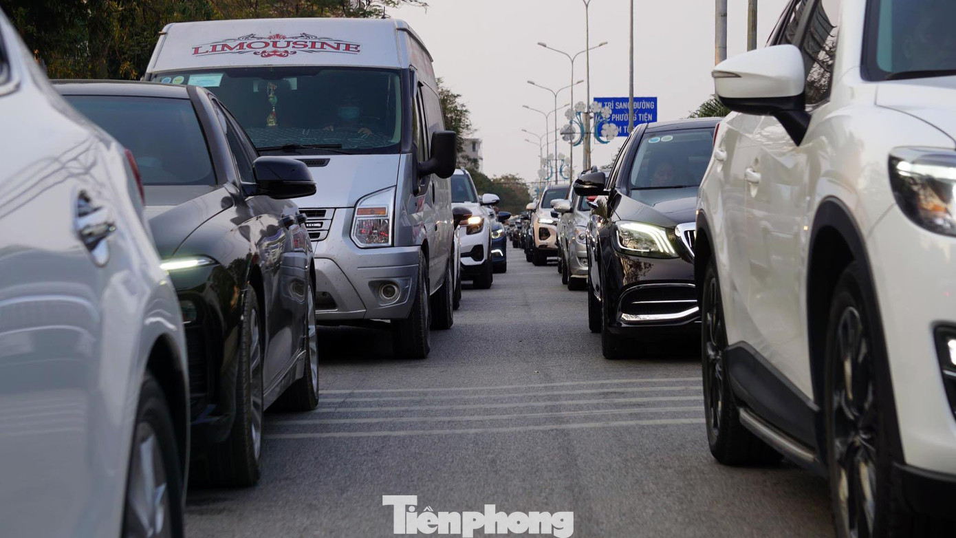 Không chỉ đến bãi tắm nhân tạo, hàng nghìn du khác đổ về Đồ Sơn tới các bãi tắm truyền thống để vui chơi dịp nghỉ lễ, cuối tuần. Cung đường từ nút giao xuống cao tốc Hà Nội - Hải Phòng - Phạm Văn Đồng - Đồ Sơn, nhiều thời điểm ùn ứ, phương tiện di chuyển khó khăn. Không chỉ đến bãi tắm nhân tạo, hàng nghìn du khác đổ về Đồ Sơn tới các bãi tắm truyền thống để vui chơi dịp nghỉ lễ, cuối tuần. Cung đường từ nút giao xuống cao tốc Hà Nội - Hải Phòng - Phạm Văn Đồng - Đồ Sơn, nhiều thời điểm ùn ứ, phương tiện di chuyển khó khăn.