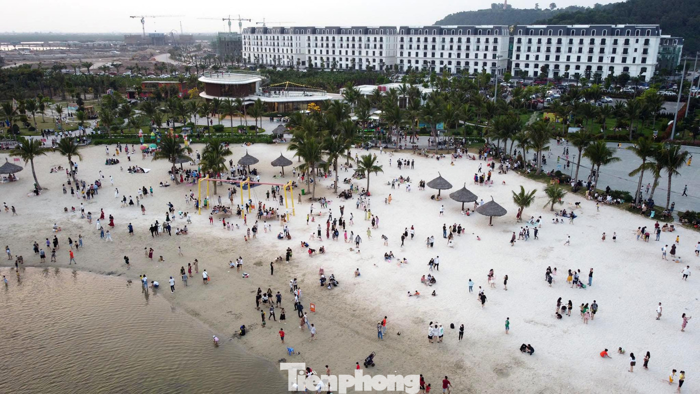 Đến chiều cùng ngày, du khách khắp mọi miền đổ dồn ra bãi tắm mới khiến khu vực này dù chưa mở cửa vẫn chật cứng. Dù chưa được tắm nhưng nhiều du khách tỏ ra thích thú với bãi tắm nhân tạo có bờ cát trắng mịn, hàng dừa xanh ngát. Đến chiều cùng ngày, du khách khắp mọi miền đổ dồn ra bãi tắm mới khiến khu vực này dù chưa mở cửa vẫn chật cứng. Dù chưa được tắm nhưng nhiều du khách tỏ ra thích thú với bãi tắm nhân tạo có bờ cát trắng mịn, hàng dừa xanh ngát.