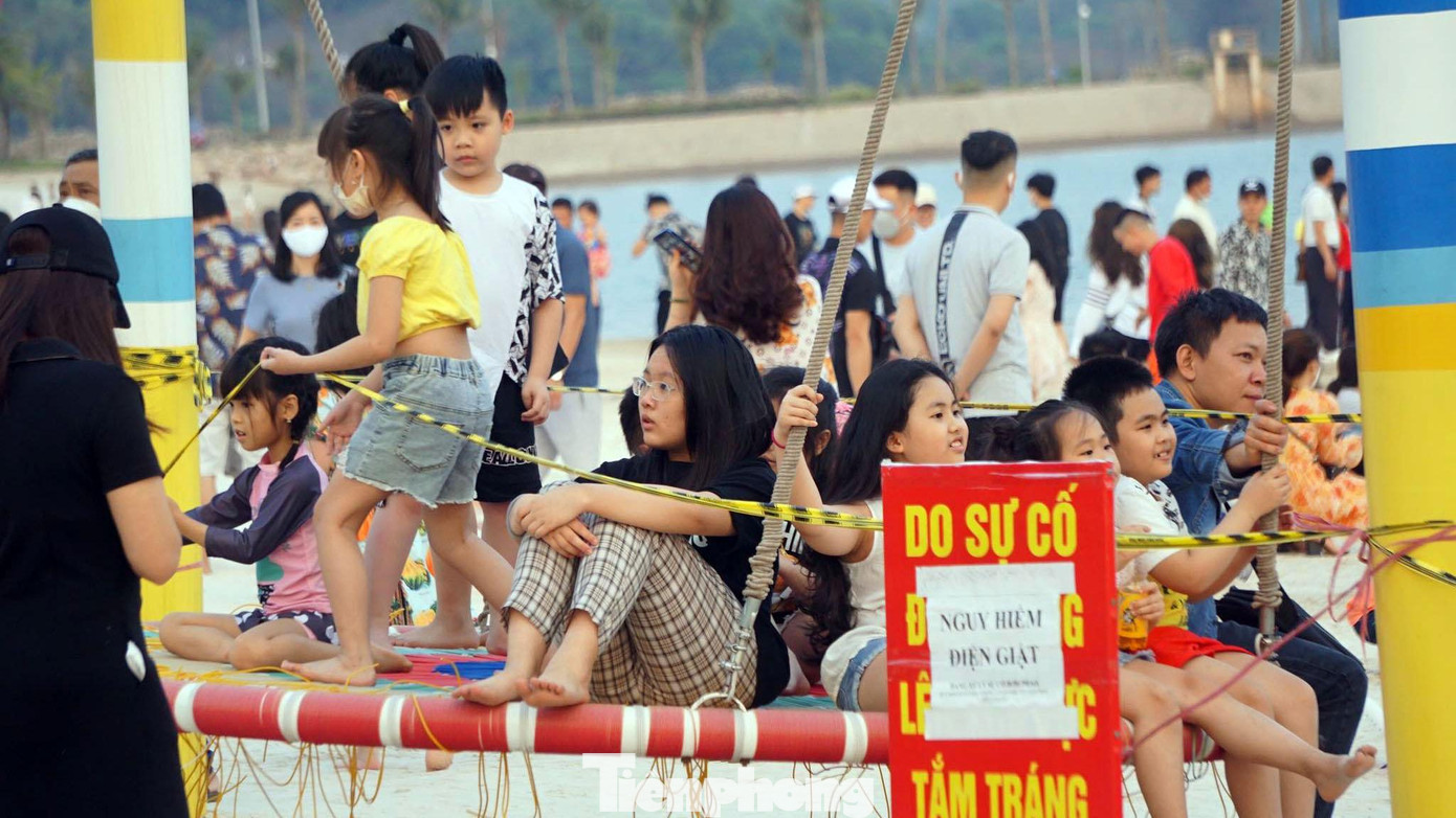 Một số khu vui chơi dành cho trẻ em cũng dán thông báo "nguy hiểm" vì đang có sự cố. Một số khu vui chơi dành cho trẻ em cũng dán thông báo "nguy hiểm" vì đang có sự cố.