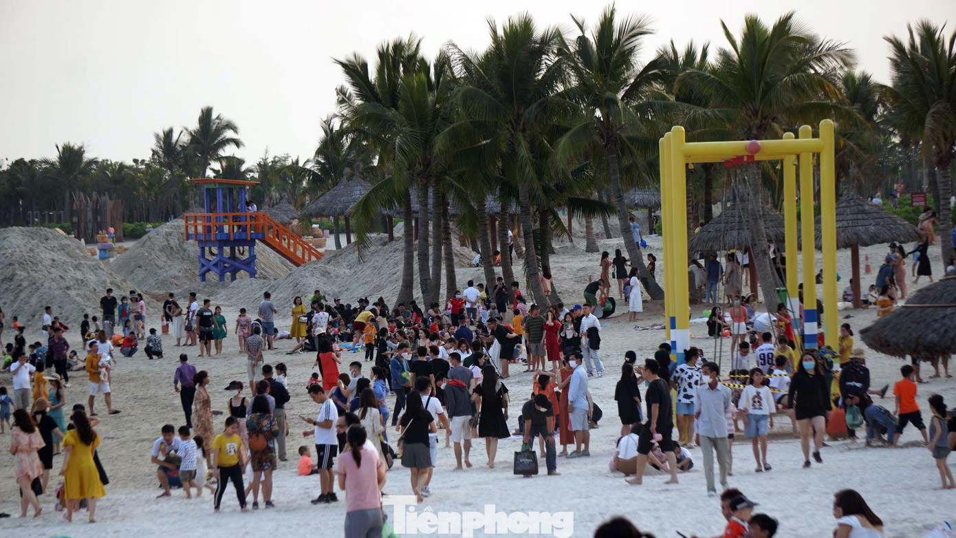 Bãi tắm nhân tạo tại Khu du lịch quốc tế Đồi Rồng vẫn chưa khai trương, nhiều trò chơi dành cho trẻ em chưa hoạt động nhưng vẫn thu hút trẻ em tới nô đùa. Bãi tắm nhân tạo tại Khu du lịch quốc tế Đồi Rồng vẫn chưa khai trương, nhiều trò chơi dành cho trẻ em chưa hoạt động nhưng vẫn thu hút trẻ em tới nô đùa.