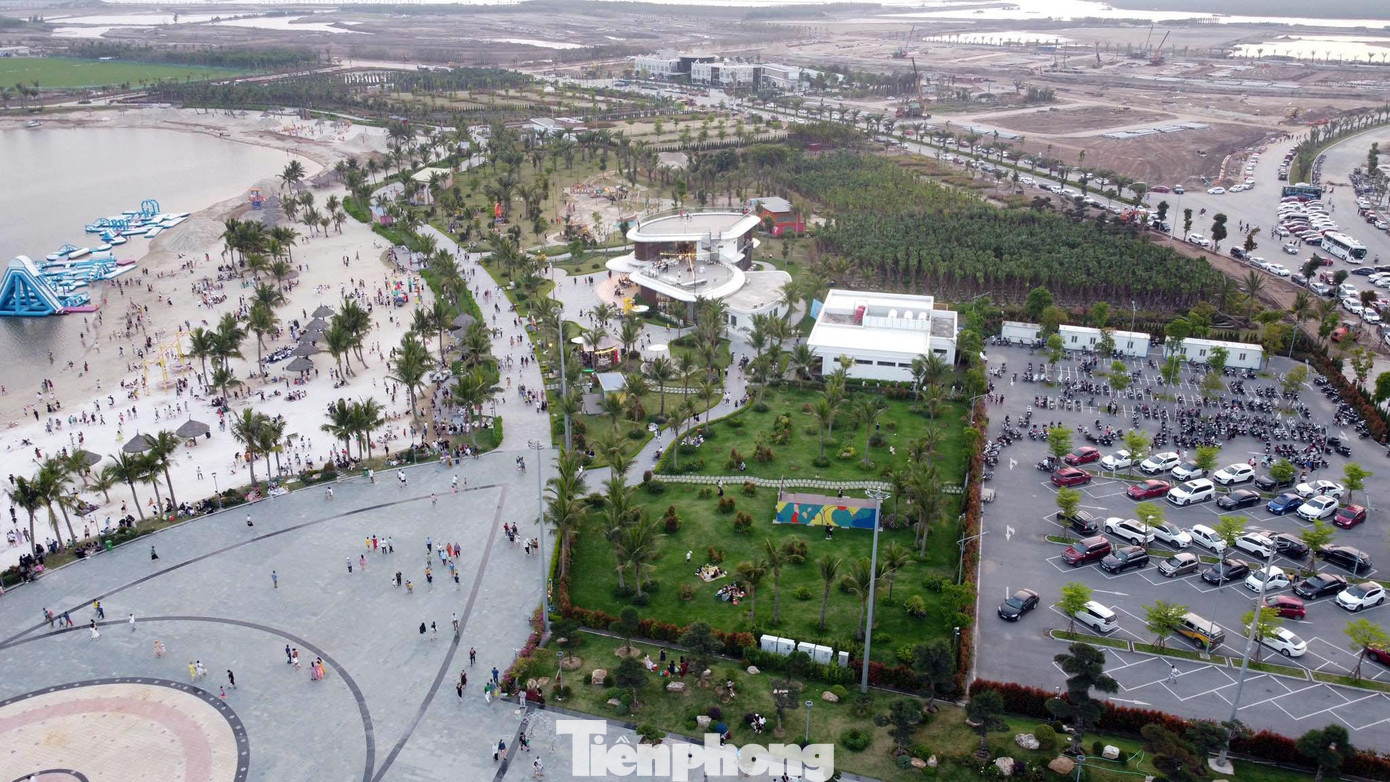 Từ sáng 10/4 (mùng 10 tháng 3 Âm lịch), Khu du lịch quốc tế Đồi Rồng (Quận Đồ Sơn, TP Hải Phòng) đã tấp nập du khách đến vui chơi, nghỉ dưỡng dịp nghỉ lễ Giỗ tổ Hùng Vương. Từ sáng 10/4 (mùng 10 tháng 3 Âm lịch), Khu du lịch quốc tế Đồi Rồng (Quận Đồ Sơn, TP Hải Phòng) đã tấp nập du khách đến vui chơi, nghỉ dưỡng dịp nghỉ lễ Giỗ tổ Hùng Vương.