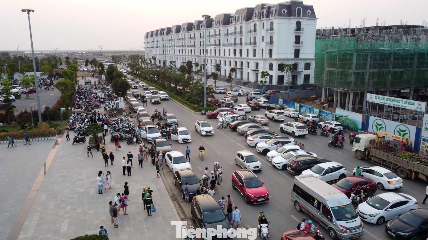 Du khách đổ dồn về bãi tắm nhân tạo Đồi Rồng, tuy nhiên bãi đỗ xe không đủ đáp ứng, hàng trăm ôtô nối đuôi nhau đỗ trên đường khiến khu vực bãi tắm này luôn trong tình trạng kẹt cứng, lộn xộn. Du khách đổ dồn về bãi tắm nhân tạo Đồi Rồng, tuy nhiên bãi đỗ xe không đủ đáp ứng, hàng trăm ôtô nối đuôi nhau đỗ trên đường khiến khu vực bãi tắm này luôn trong tình trạng kẹt cứng, lộn xộn.