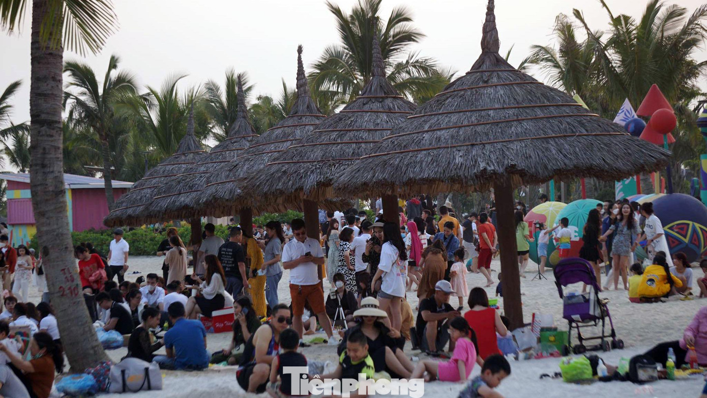 Anh Thắng (người Hải Phòng) chia sẻ, dịp cuối tuần và nghỉ lễ anh đưa gia đình và bạn bè xuống ngắm biển, hóng gió và tụ tập ăn uống. Dù chưa được tắm biển nhưng anh vẫn tỏ ra hào hứng vì rất lâu cả gia đình mới được đi chơi thỏa mái. Anh Thắng (người Hải Phòng) chia sẻ, dịp cuối tuần và nghỉ lễ anh đưa gia đình và bạn bè xuống ngắm biển, hóng gió và tụ tập ăn uống. Dù chưa được tắm biển nhưng anh vẫn tỏ ra hào hứng vì rất lâu cả gia đình mới được đi chơi thỏa mái.