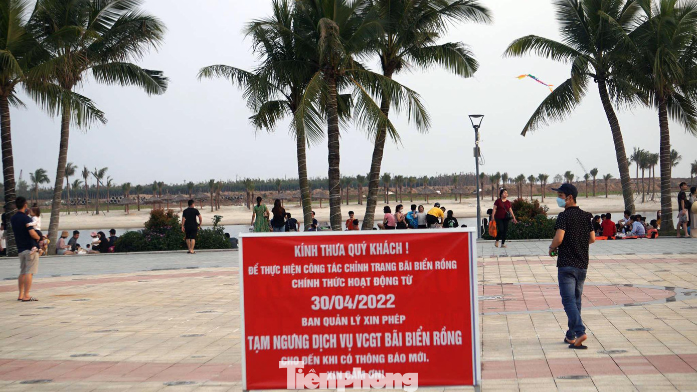 Ban quản lý bãi tắm, Khu du lịch quốc tế Đồi Rồng thông báo vẫn đang chỉnh trang bãi biển và đến 30/4 mới chính thức mở cửa cho khách tắm. Ban quản lý bãi tắm, Khu du lịch quốc tế Đồi Rồng thông báo vẫn đang chỉnh trang bãi biển và đến 30/4 mới chính thức mở cửa cho khách tắm.