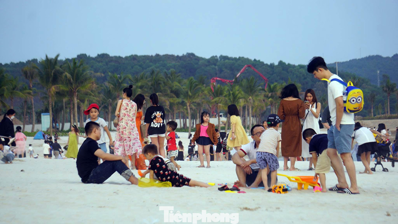 Dọc bãi cát, nhiều nhóm du khách, nhóm gia đình tụ tập ăn uống, hóng mát. Dọc bãi cát, nhiều nhóm du khách, nhóm gia đình tụ tập ăn uống, hóng mát.