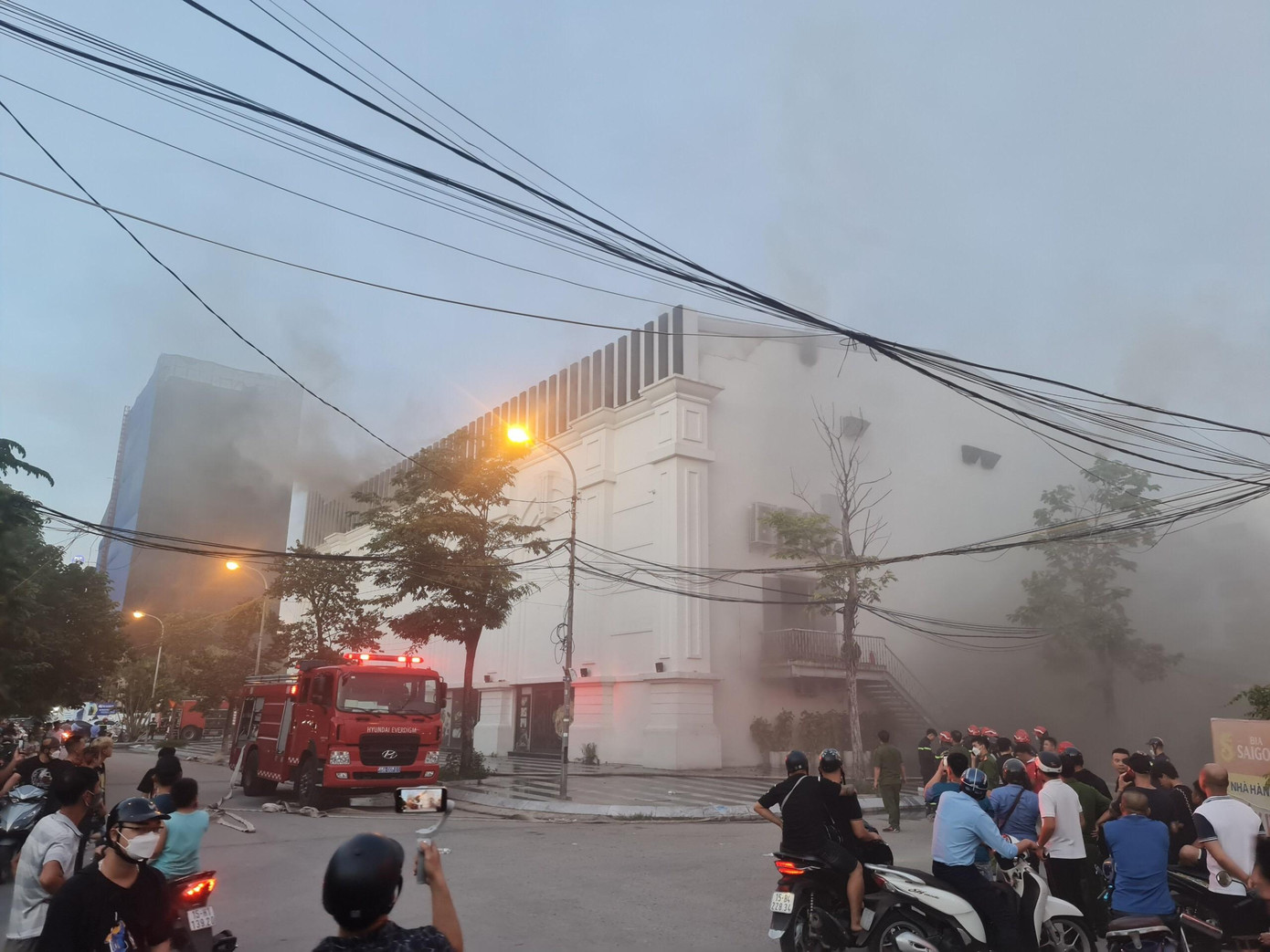 Nhiều người dân theo dõi cảnh sát dập lửa.