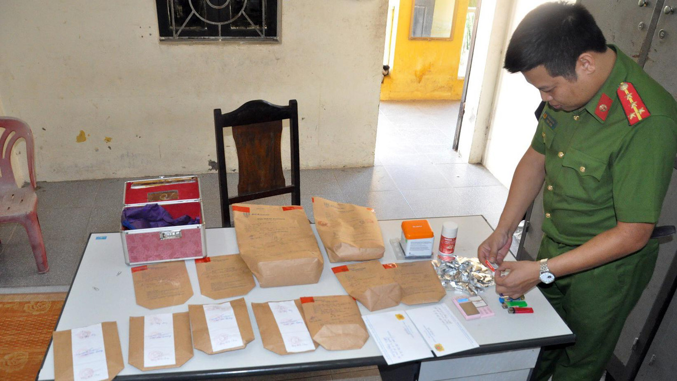 Cảnh sát thu giữ ma túy và nhiều tang vật tại nhà Vũ Đình Thủy (ở huyện Gia Lộc).