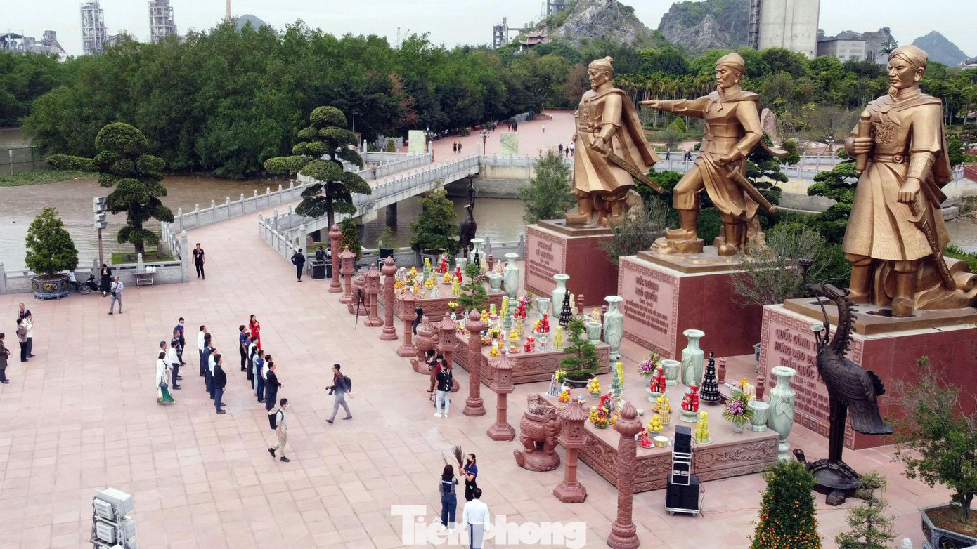 Quảng trường chiến thắng nằm ở ngã 3 sông Bạch Đằng và sông Thải, có khuôn viên rộng 2.000m2. Trên quảng trường dựng 3 pho tượng đồng nguyên khối về 3 anh hùng dân tộc: Đức vương Ngô Quyền, Vua Lê Đại Hành và Hưng Đạo Đại Vương Trần Quốc Tuấn. Mỗi pho tượng cao 8m, nặng 40 tấn, đều đứng trên bệ đá hướng ra sông, biển.