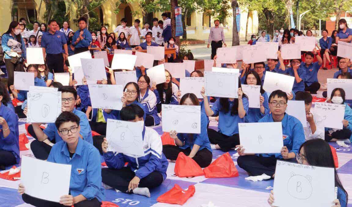 Đoàn viên thanh niên tham gia cuộc thi "Rung chuông vàng" về chủ đề an toàn giao thông tại TP Hải Phòng.