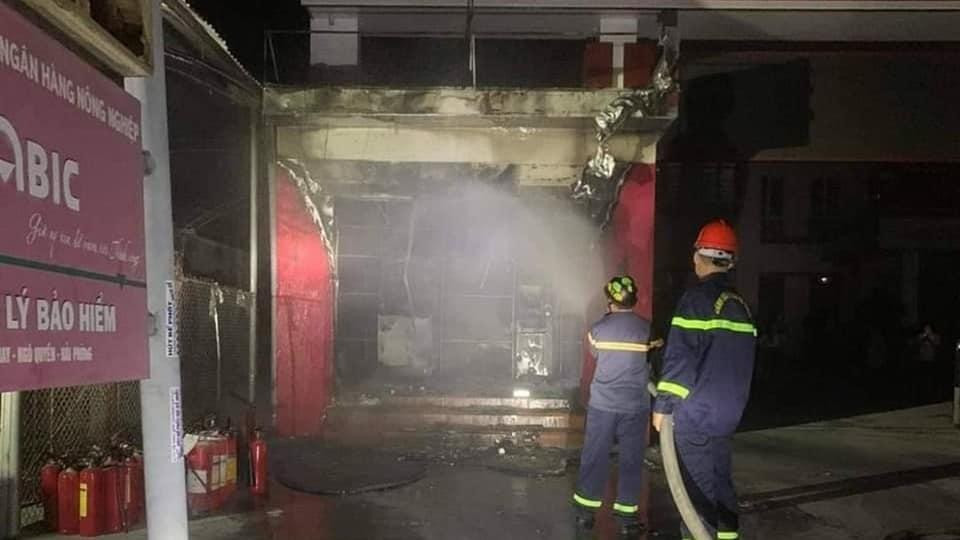 Cảnh sát khống chế ngọn lửa tại ATM Ngân hàng Agribank - Chi nhánh Nam Am (huyện Vĩnh Bảo, TP Hải Phòng).