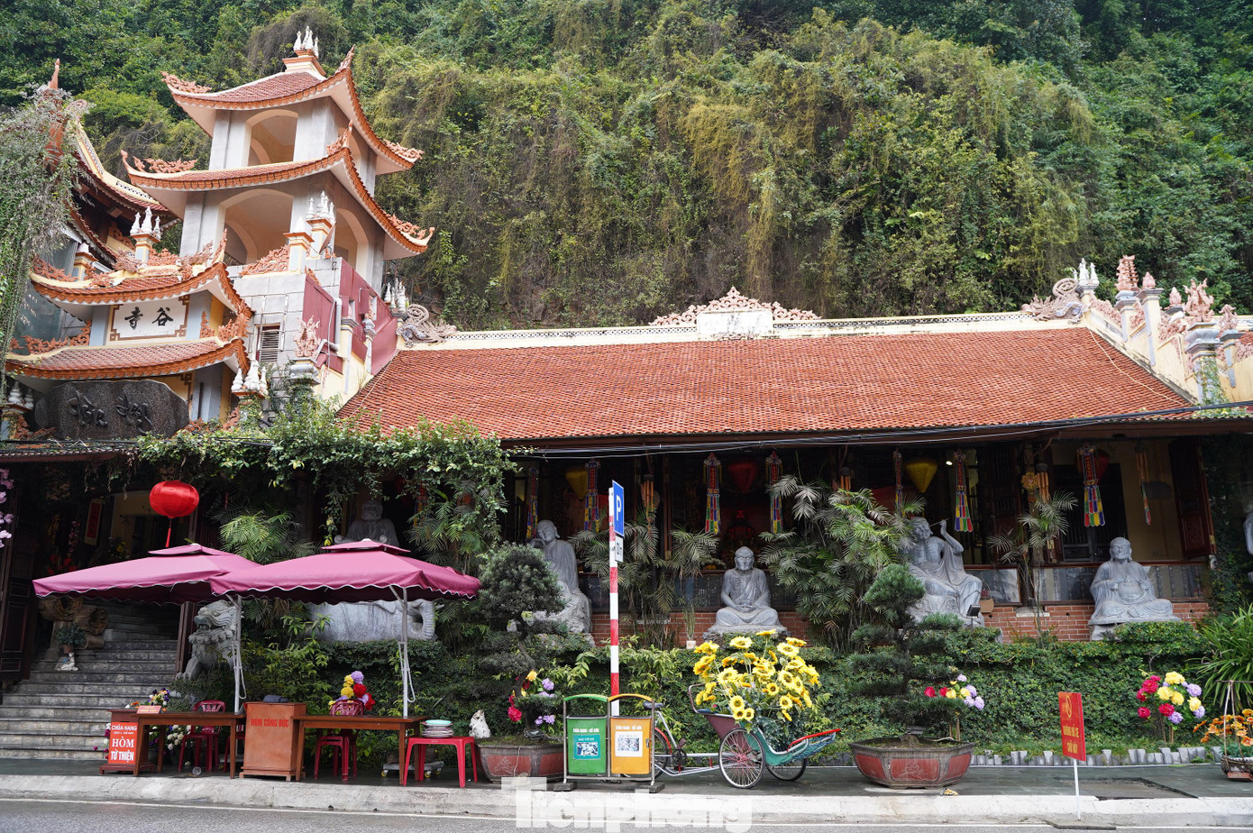 Ngày 8/2 (tức mùng 8 Tết Nguyên đán Nhâm Dần 2022), nhiều người dân đến chùa Hang (còn gọi là Cốc tự), nằm trong một hang đá thuộc khu 1, phường Vạn Sơn (quận Đồ Sơn, TP Hải Phòng) để cầu sức khỏe, bình an và may mắn cho gia đình, người thân. Ngày 8/2 (tức mùng 8 Tết Nguyên đán Nhâm Dần 2022), nhiều người dân đến chùa Hang (còn gọi là Cốc tự), nằm trong một hang đá thuộc khu 1, phường Vạn Sơn (quận Đồ Sơn, TP Hải Phòng) để cầu sức khỏe, bình an và may mắn cho gia đình, người thân.