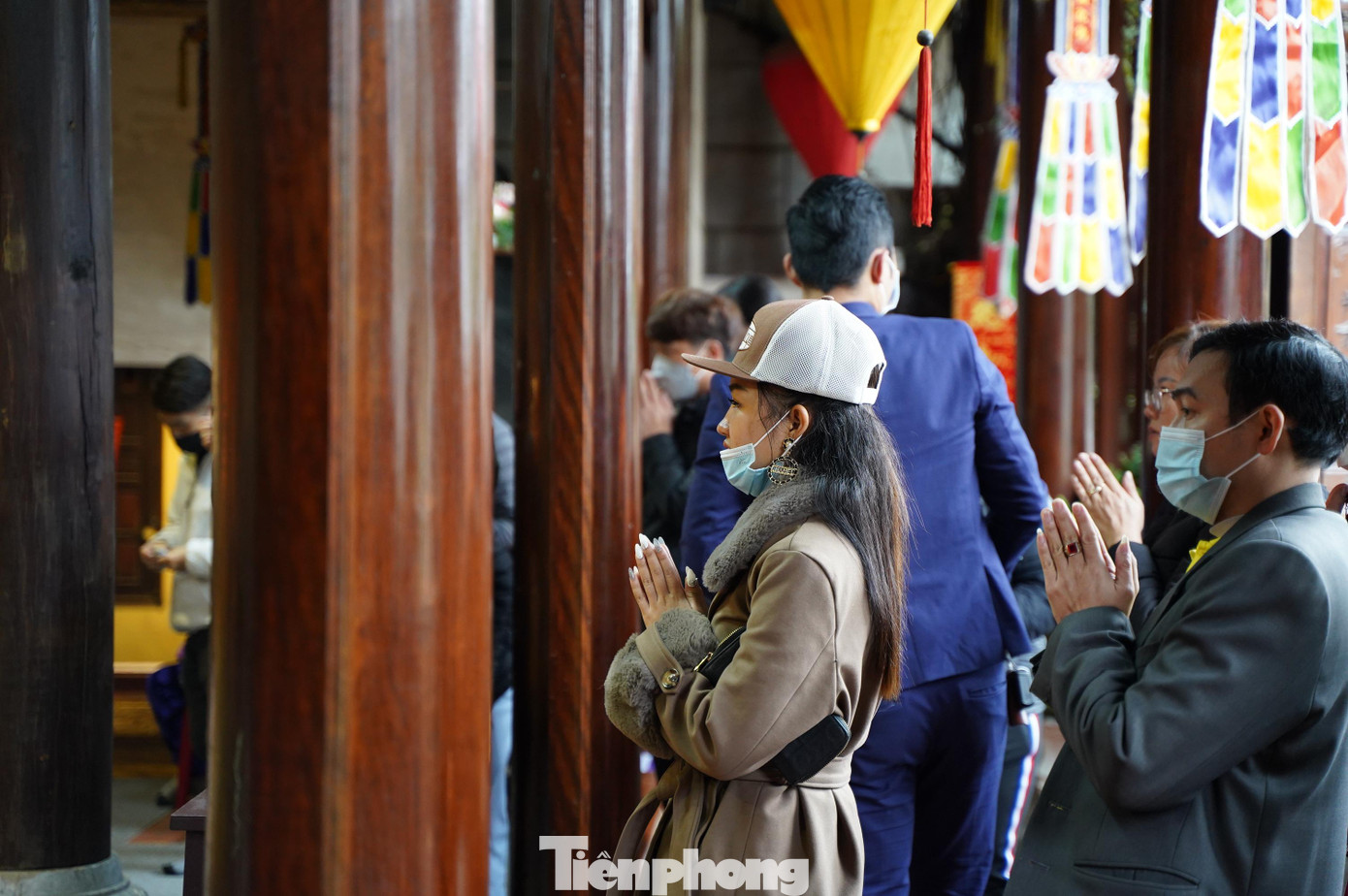 "Nhà chùa bố trí khu gửi xe miễn phí, chuẩn bị khẩu trang, cồn sát khuẩn và luôn nhắc du khách thực hiện 5K phòng chống COVID-19. Đến đây, tôi thực sự thấy tâm tịnh, thanh bình và được vãn cảnh chùa cổ đẹp", anh Quân nói. "Nhà chùa bố trí khu gửi xe miễn phí, chuẩn bị khẩu trang, cồn sát khuẩn và luôn nhắc du khách thực hiện 5K phòng chống COVID-19. Đến đây, tôi thực sự thấy tâm tịnh, thanh bình và được vãn cảnh chùa cổ đẹp", anh Quân nói.