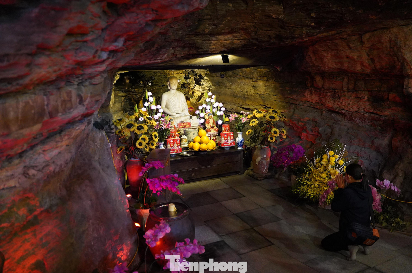 Tương truyền, vào thế kỷ II (TCN), một nhà sư từ Thiên Trúc đến truyền bá đạo Phật và xây dựng chùa trong hang đá, nay là khu 1, phường Vạn Sơn (quận Đồ Sơn, TP Hải Phòng). Kiến trúc của chùa gồm 2 bậc thềm chính, bậc thềm ngoài rộng 23m2 và bậc thềm trong rộng 7m2, cao 0,5m. Đi sâu trong hang núi có tượng Phật Quang - người đã dạy đạo cho Chử Đồng Tử. Tương truyền, vào thế kỷ II (TCN), một nhà sư từ Thiên Trúc đến truyền bá đạo Phật và xây dựng chùa trong hang đá, nay là khu 1, phường Vạn Sơn (quận Đồ Sơn, TP Hải Phòng). Kiến trúc của chùa gồm 2 bậc thềm chính, bậc thềm ngoài rộng 23m2 và bậc thềm trong rộng 7m2, cao 0,5m. Đi sâu trong hang núi có tượng Phật Quang - người đã dạy đạo cho Chử Đồng Tử.