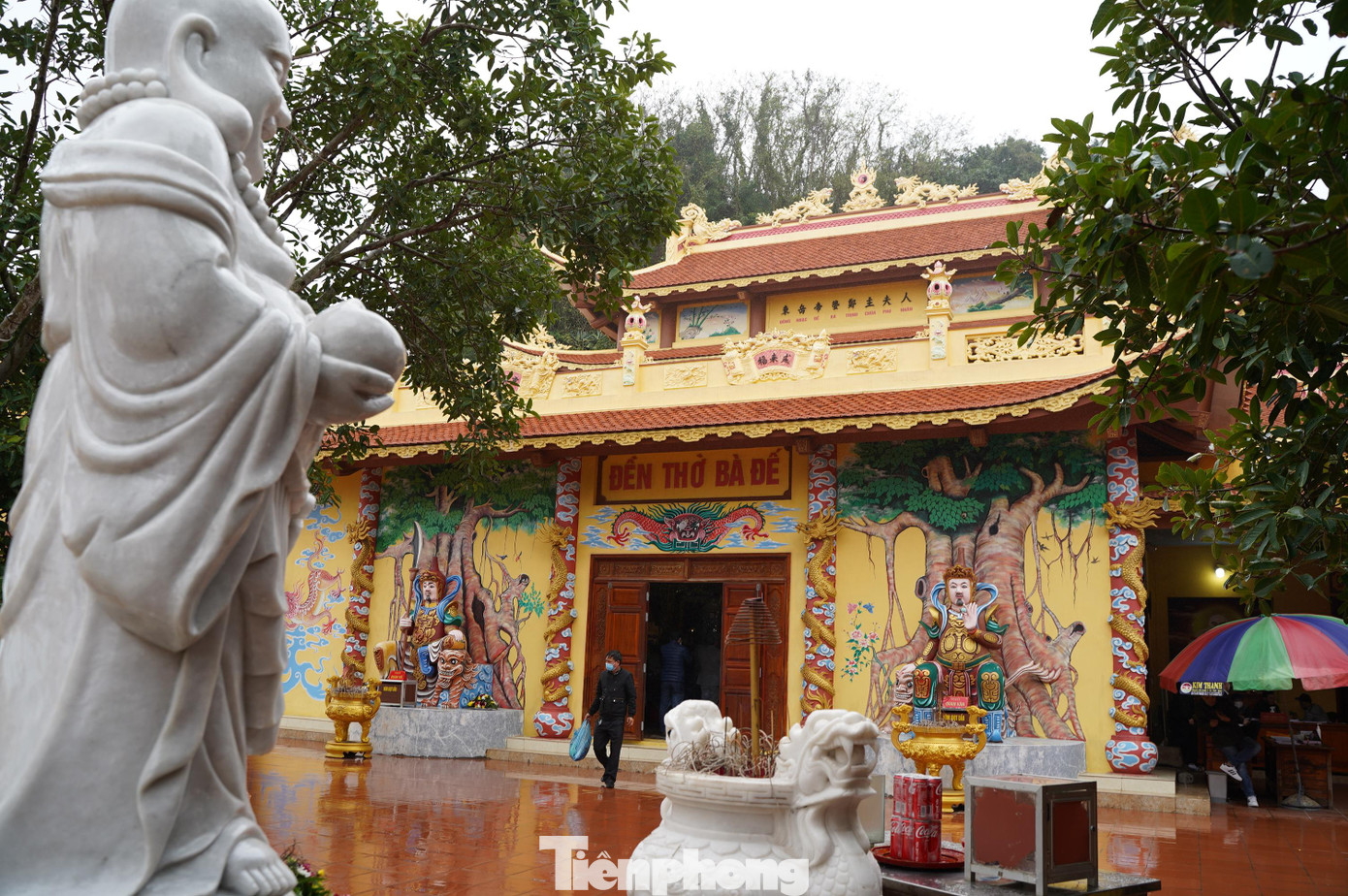 Những ngày đầu năm mới Nhâm Dần 2022, nhiều người dân Hải Phòng và du khách thập phương sắm lễ đến Đền Bà Đế, tại chân núi Độc, phường Ngọc Hải (quận Đồ Sơn) cầu sức khỏe, may mắn. Những ngày đầu năm mới Nhâm Dần 2022, nhiều người dân Hải Phòng và du khách thập phương sắm lễ đến Đền Bà Đế, tại chân núi Độc, phường Ngọc Hải (quận Đồ Sơn) cầu sức khỏe, may mắn.