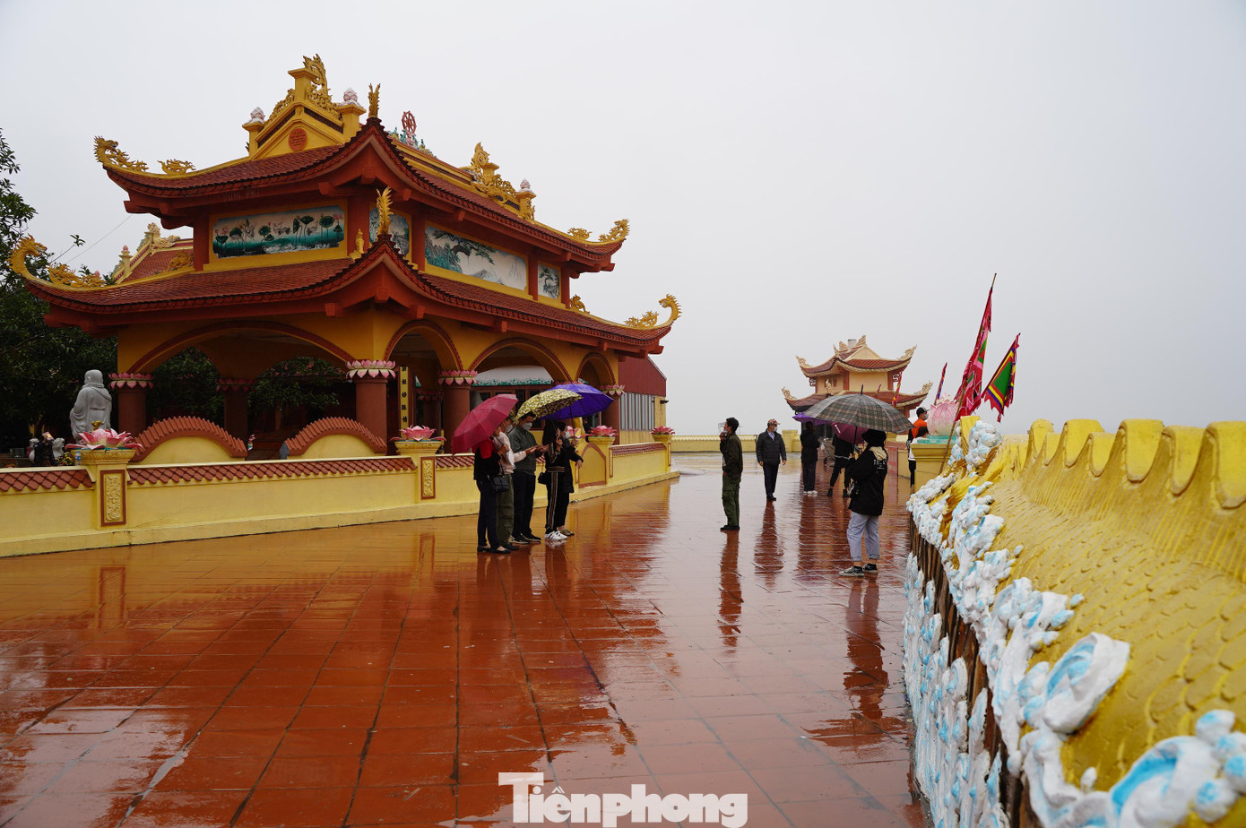 Nhiều người đến Đền Bà Đế lễ, tham quan, vãn cảnh núi và biển Đồ Sơn. Nhiều người đến Đền Bà Đế lễ, tham quan, vãn cảnh núi và biển Đồ Sơn.